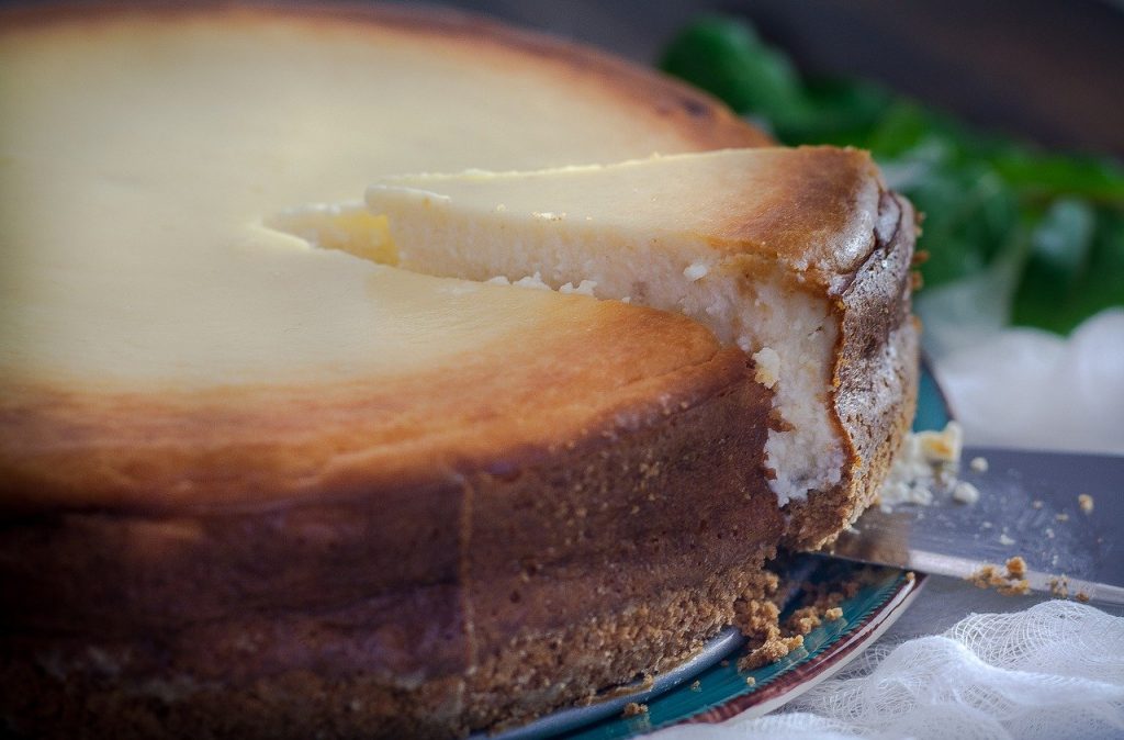 How Long Should Cheesecake Cool Before Going in the Fridge